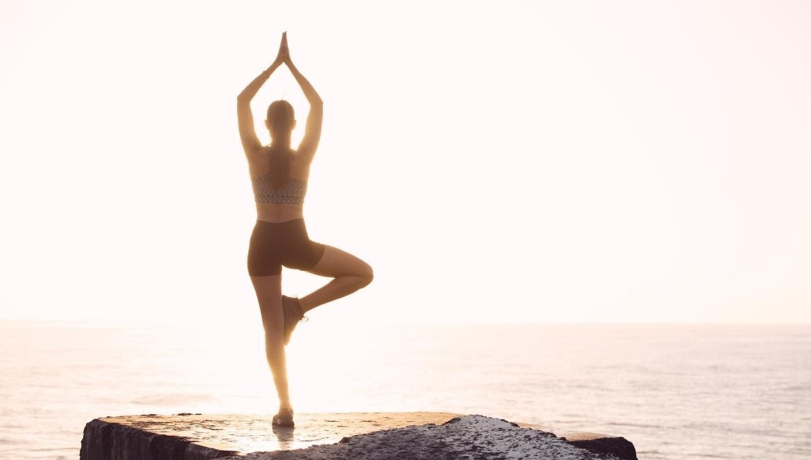 Pratiquer le yoga au bord de l’eau | Bienfaits, postures et retraites de yoga